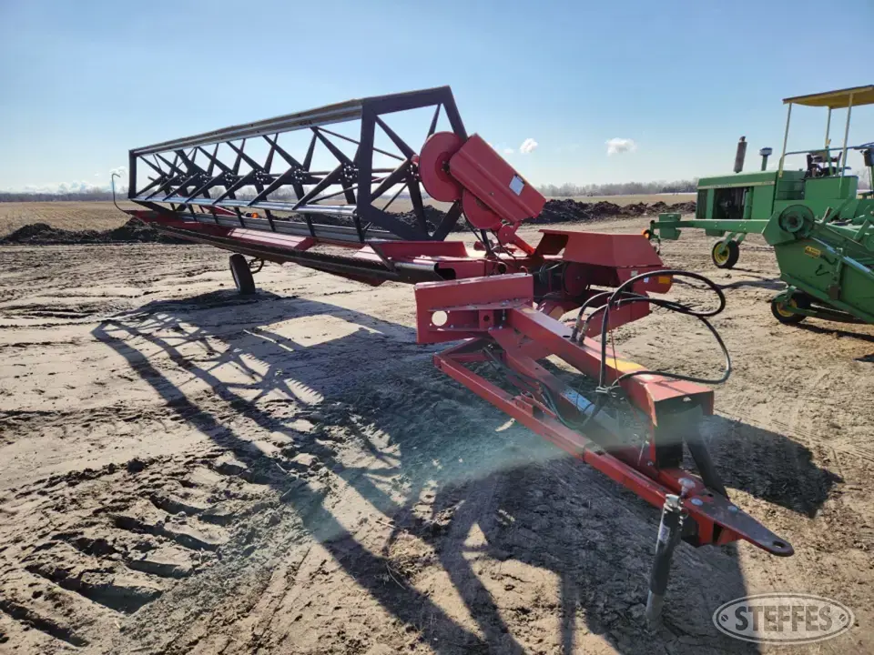 Case-IH 725 Pull-Type Swather