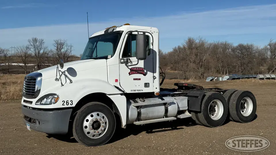 2007 Freightliner Columbia Conventional Truck without Sleeper