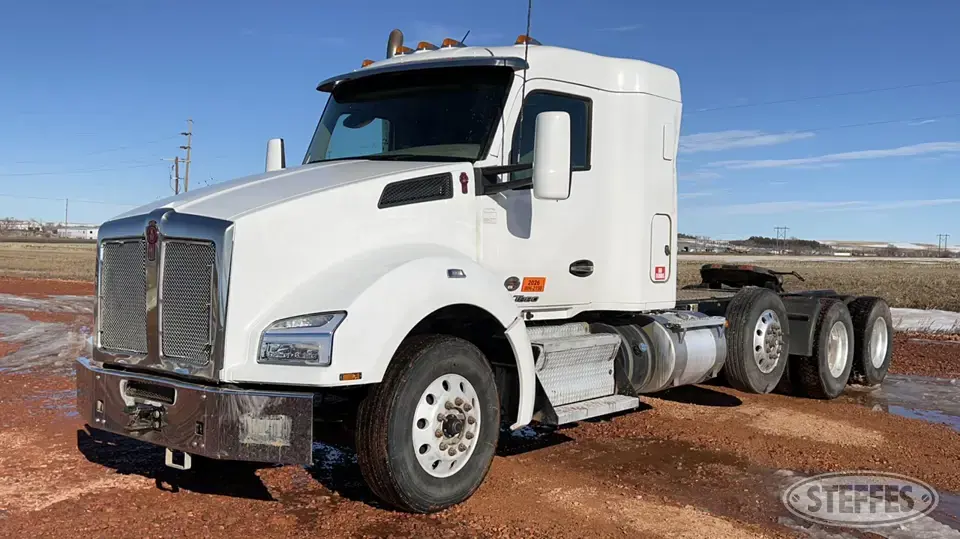 2019 Kenworth T880 Conventional Truck with Sleeper