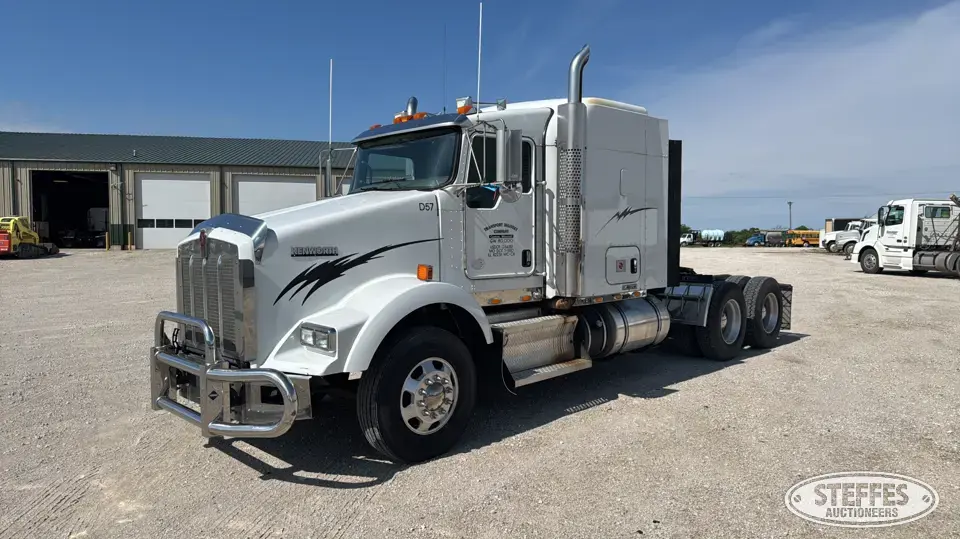 2013 Kenworth T800 Conventional Truck with Sleeper