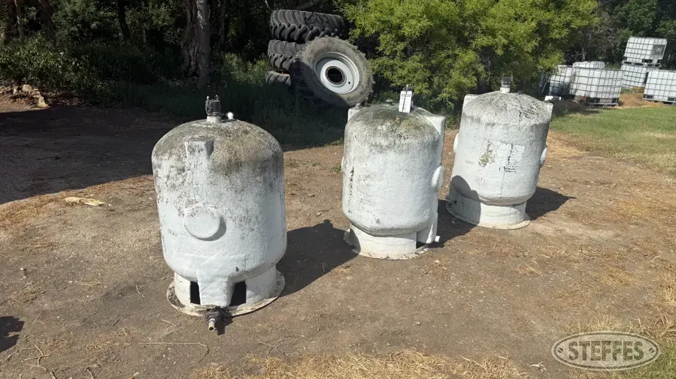 (3) 100 gal.+/- fiberglass storage tanks Fiberglass Tank