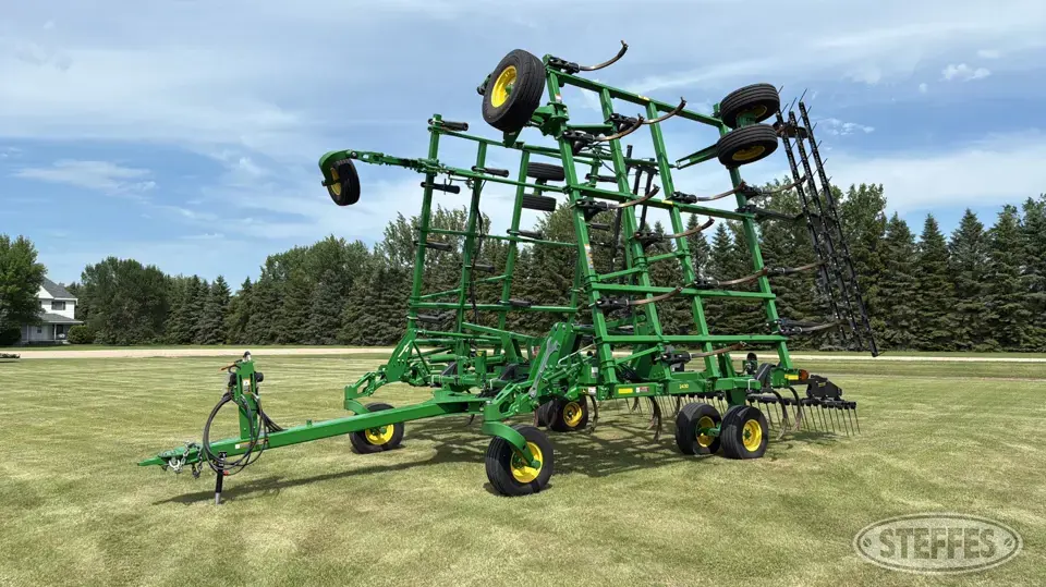 2022 John Deere 2430 Chisel Plow