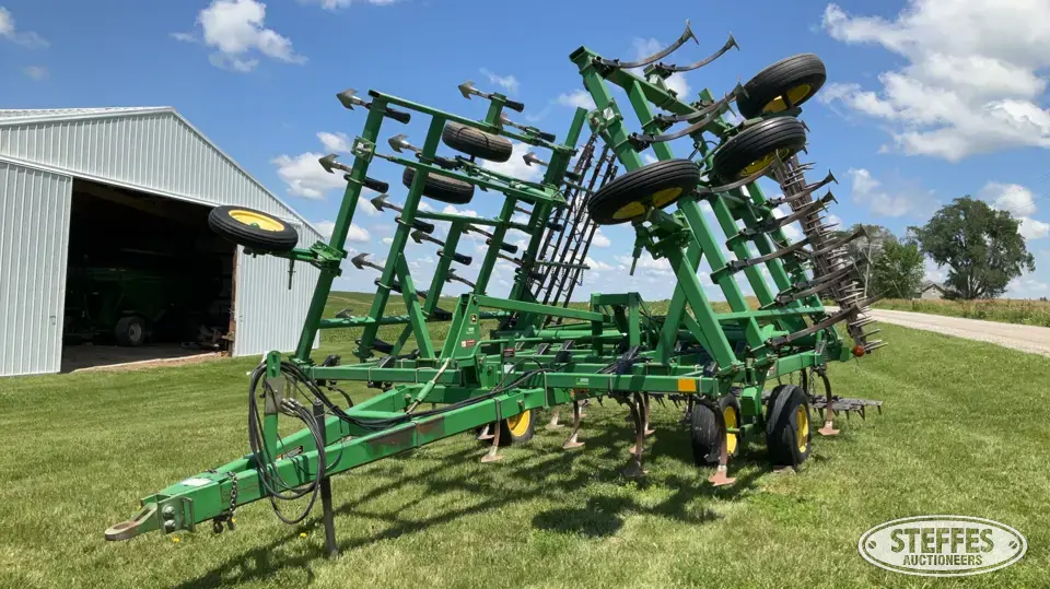 John Deere 980 Field Cultivator