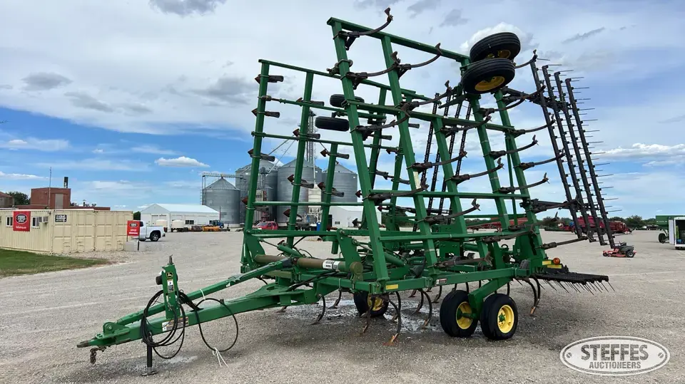 John Deere 2210L Field Cultivator