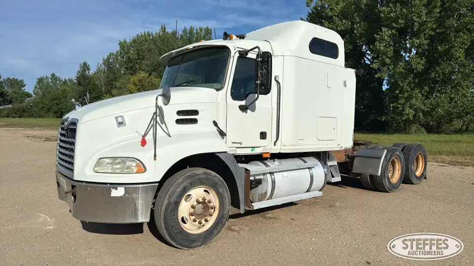 2005 Mack CXN613 Conventional Truck with Sleeper