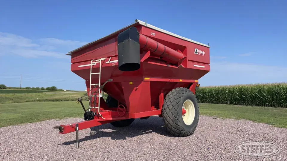 2014 EZ-Trail 710 Grain Cart