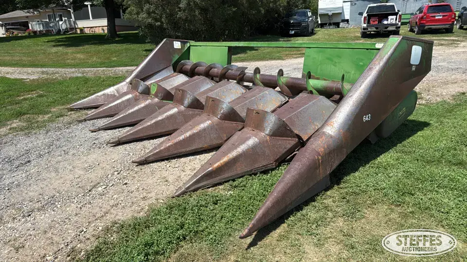 1975 John Deere 643 Corn Head