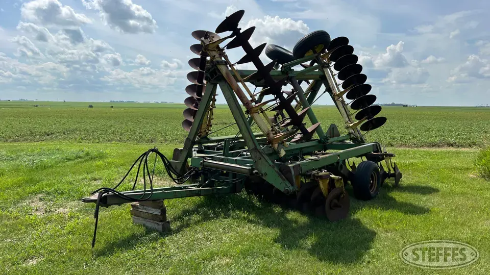 John Deere 330 Disc
