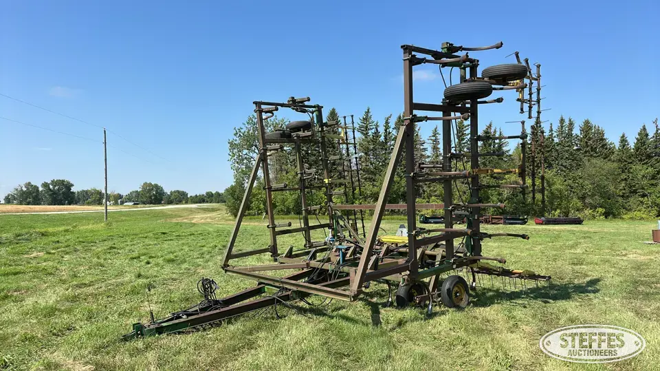 John Deere 1610 Chisel Plow