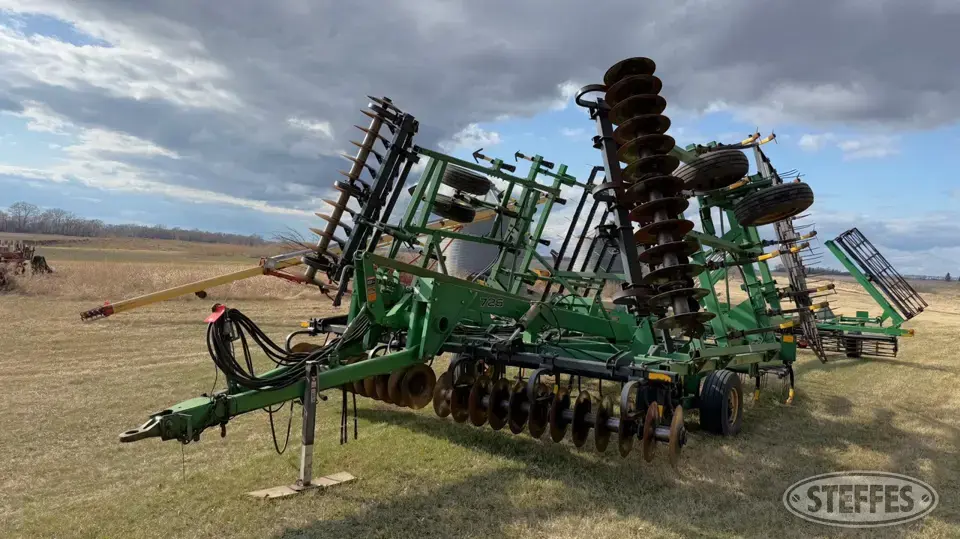 John Deere 726 Soil Finisher