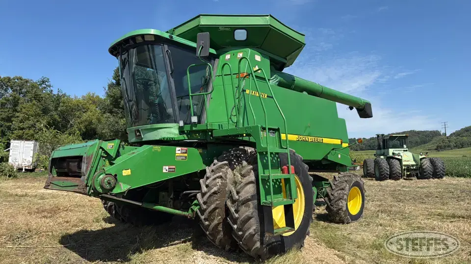 1998 John Deere 9610 Combine