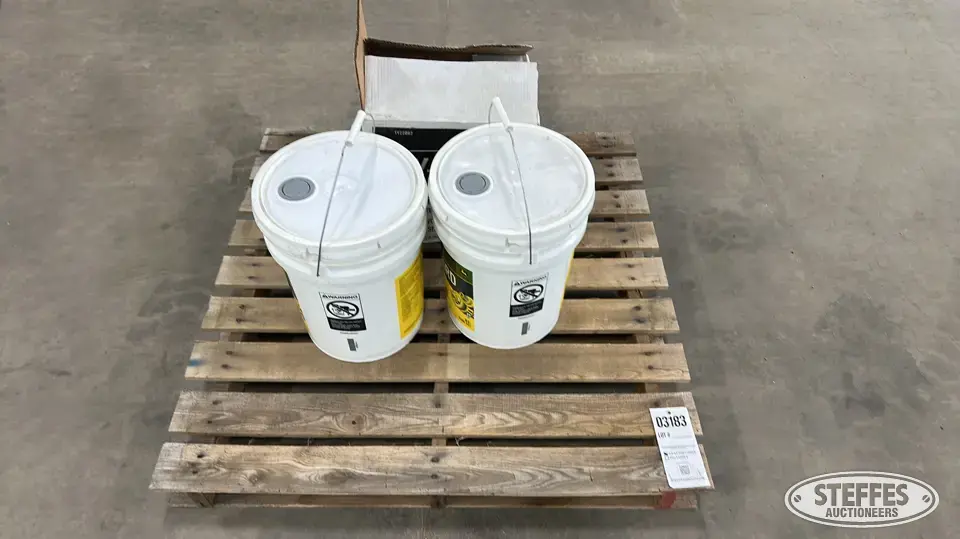 John Deere Hy-Gard hyd. oil Farm Support Item