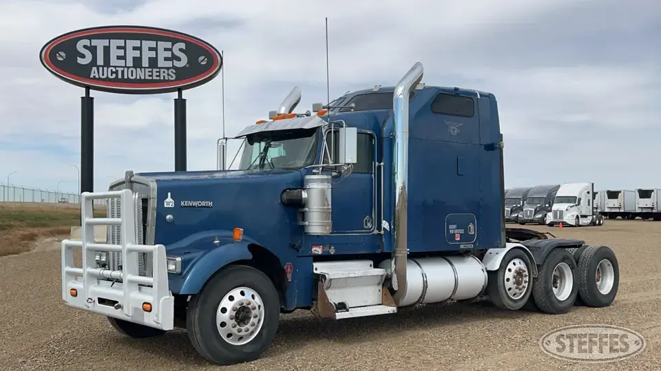 2005 Kenworth W900L Conventional Truck with Sleeper