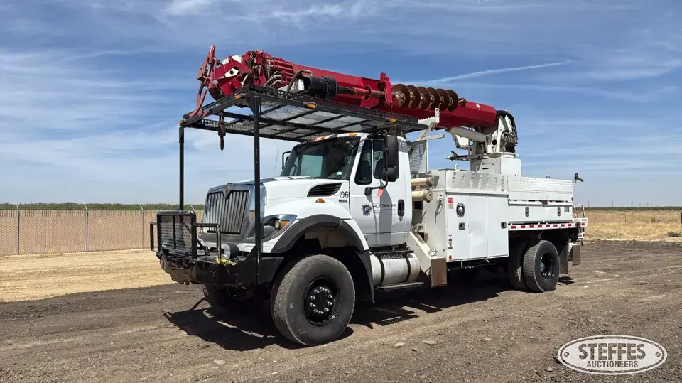 2015 International 7400 SFA Digger Derrick Truck