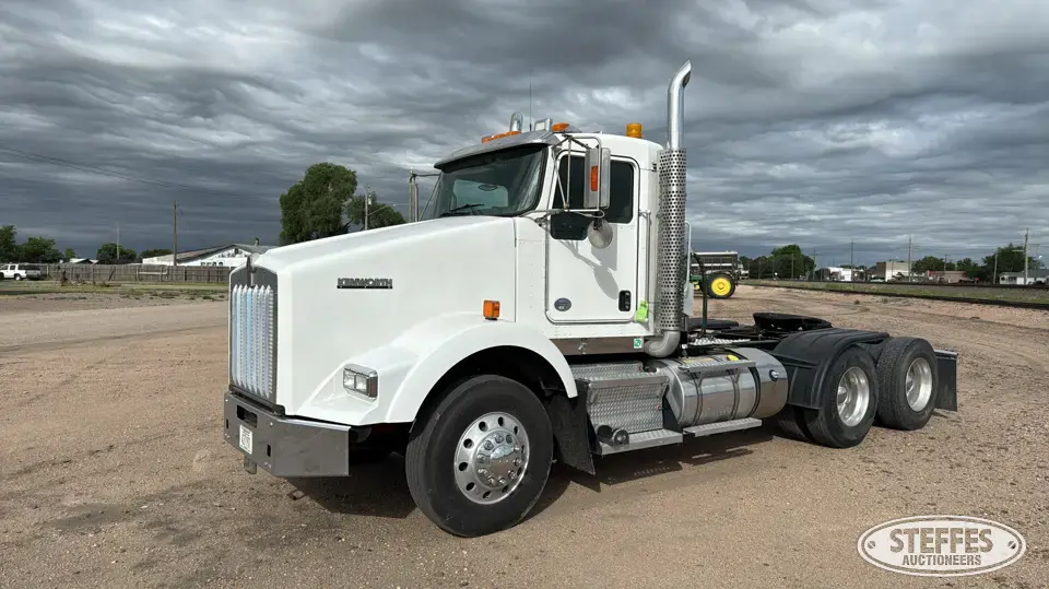 2015 Kenworth T800 Conventional Truck without Sleeper