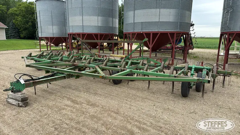 John Deere 1610 Chisel Plow