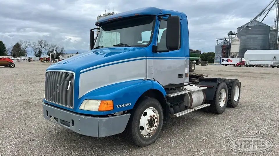 2000 Volvo VN Conventional Truck without Sleeper