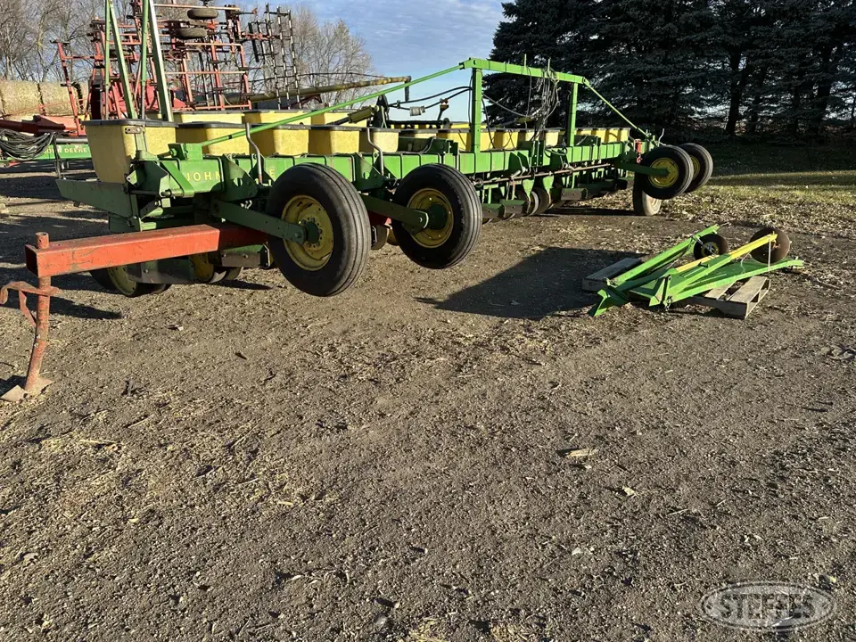 John Deere 7100 12 or More Row Planter