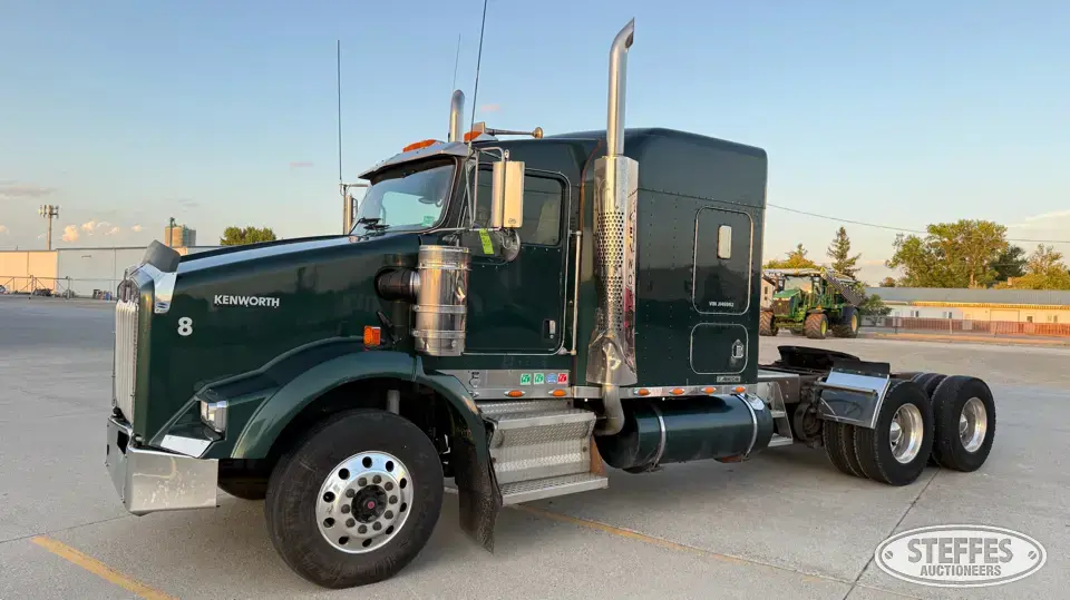2007 Kenworth T800 Conventional Truck with Sleeper
