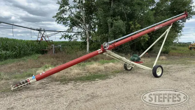 Buhler Farm King 836