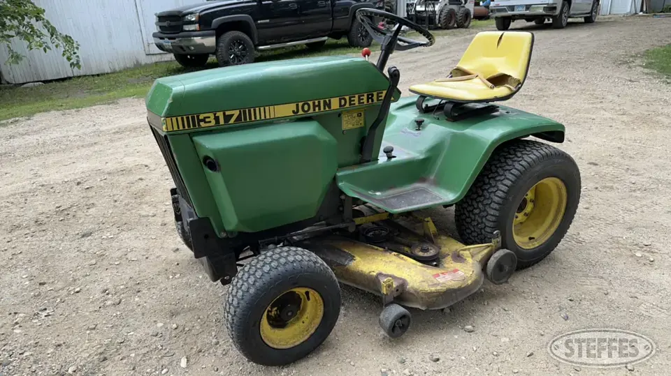 John Deere 317 Lawn Tractor
