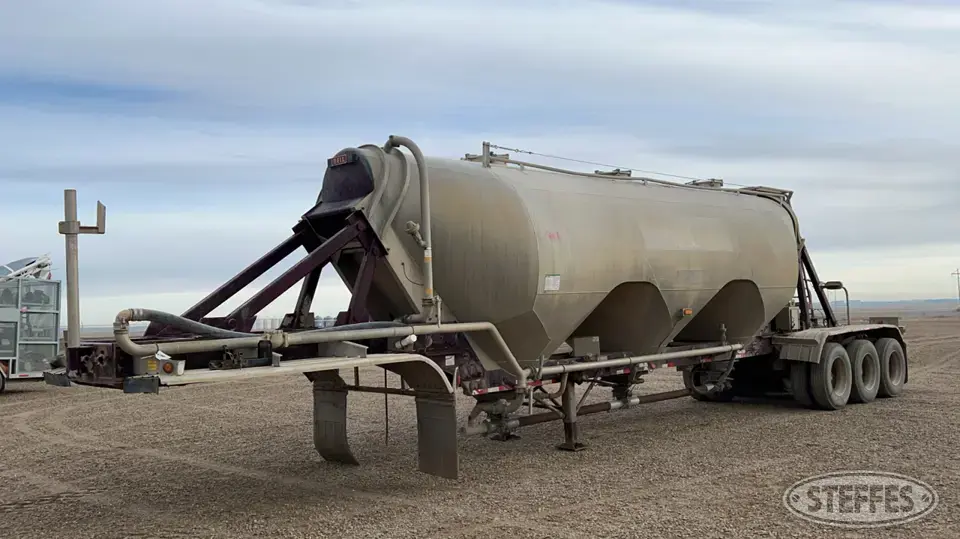 2000 Heil Pneumatic Trailer