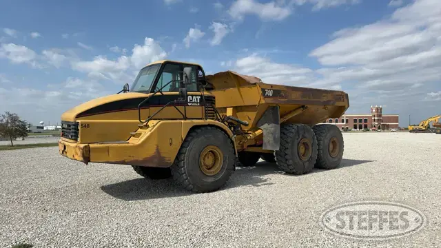 2005 CAT 740