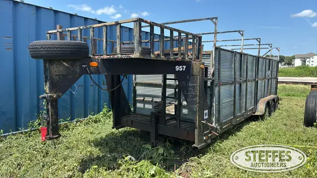 Tri-axle gooseneck equipment trailer