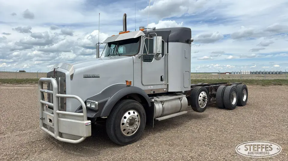 2015 Kenworth T800 Cab and Chassis Truck