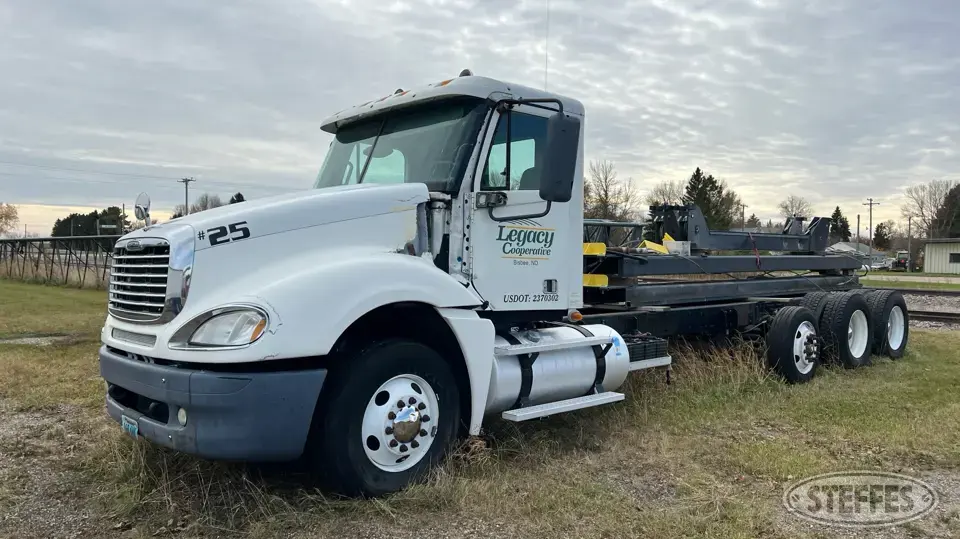 2007 Freightliner Columbia Cab and Chassis Truck