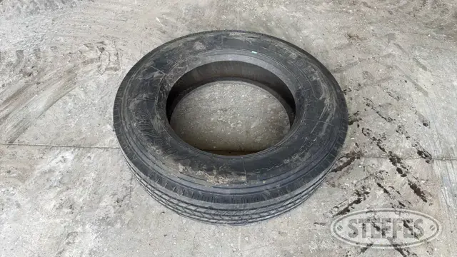 (1) Kapsen HS205 285/75R24.5 tire