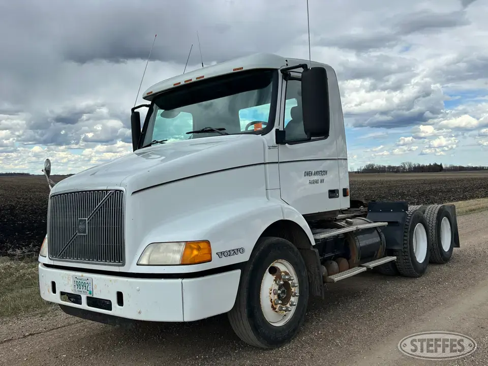 2000 Volvo VN Conventional Truck without Sleeper