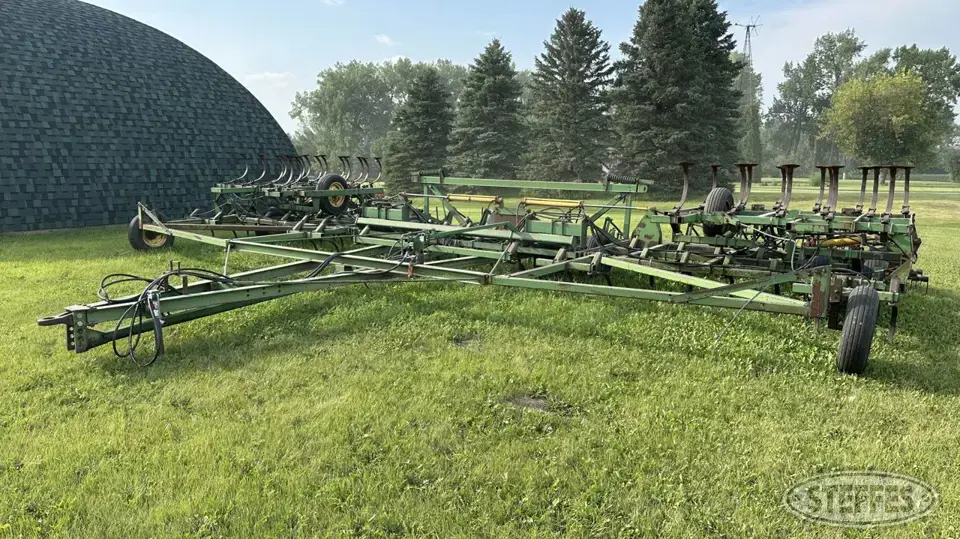 John Deere 1050 Field Cultivator