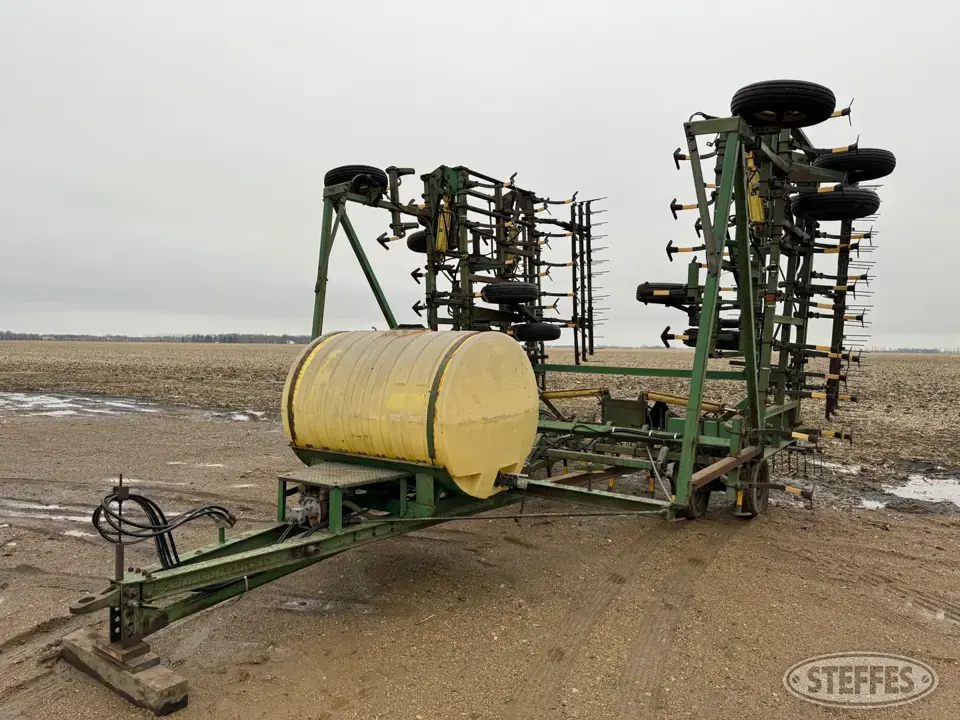 John Deere 1050 Field Cultivator