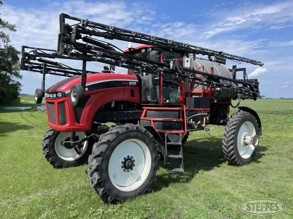 2013 Apache AS1220 Self-Propelled Sprayer