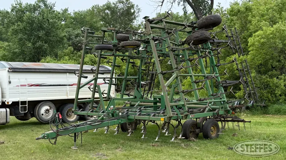 1977 John Deere 980 Field Cultivator