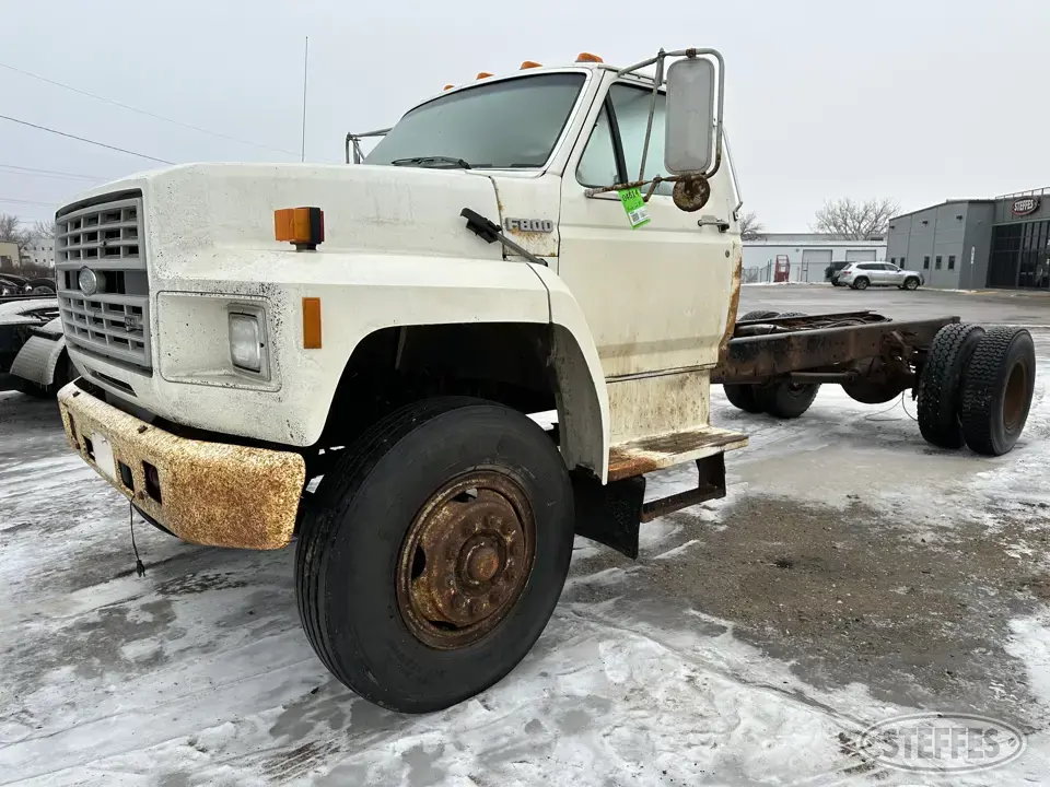 1991 Ford F800 Cab and Chassis Truck