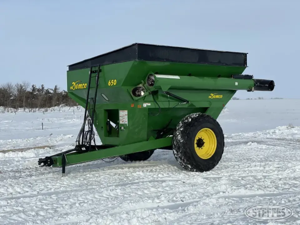 2009 Demco 650 Grain Cart
