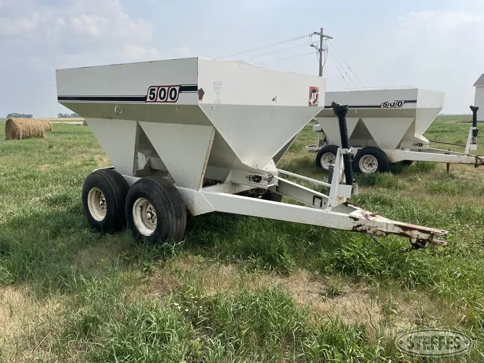 Willmar 500 Pull-Type Dry Spreader