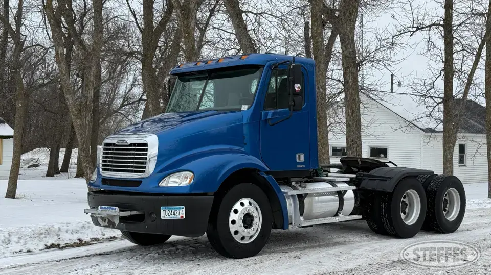 2006 Freightliner Columbia 112 Conventional Truck without Sleeper