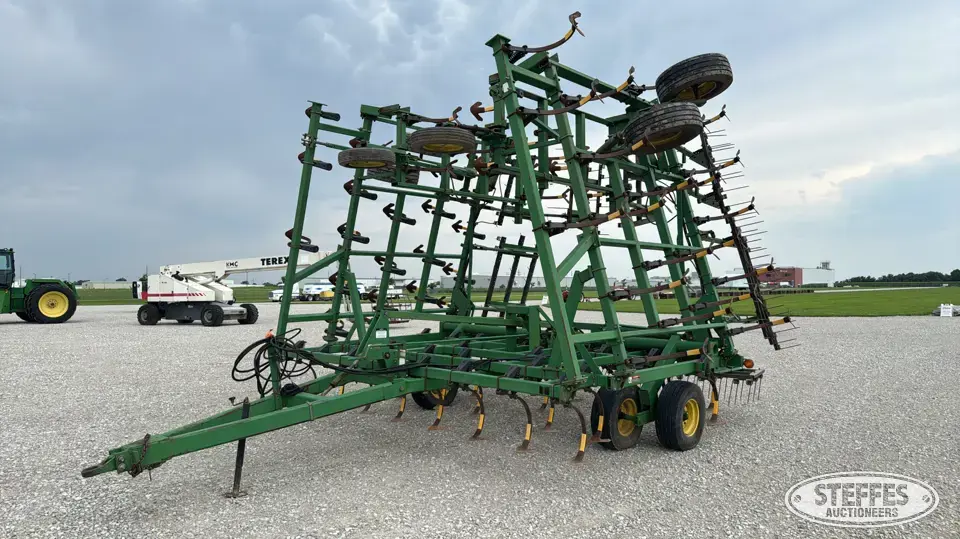 1997 John Deere 980 Field Cultivator