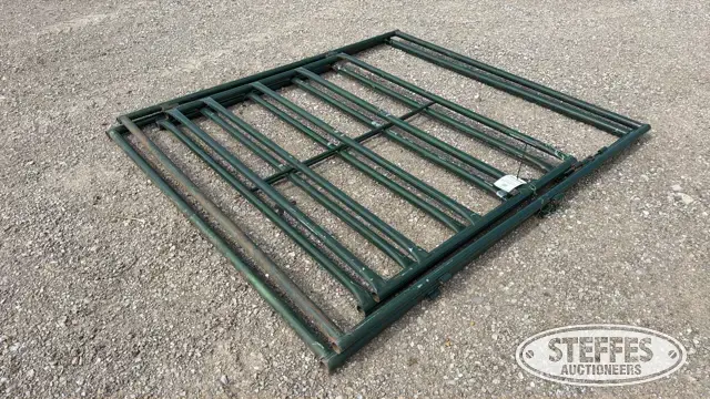 (2) 6x7’ corral panels