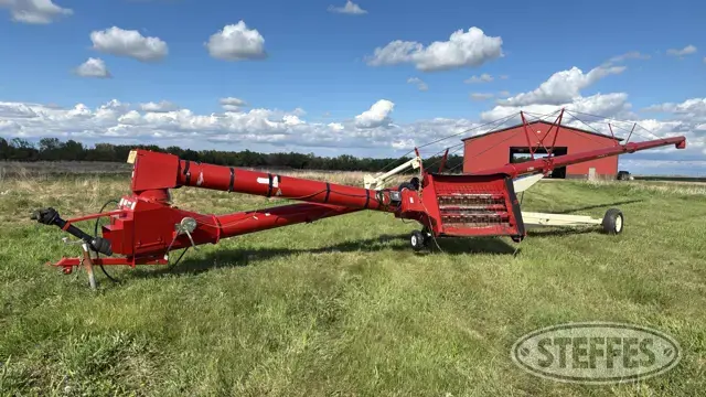 Buhler Farm King 1385