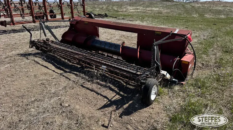 International 810 pickup head