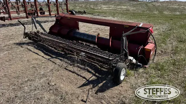 International 810 pickup head