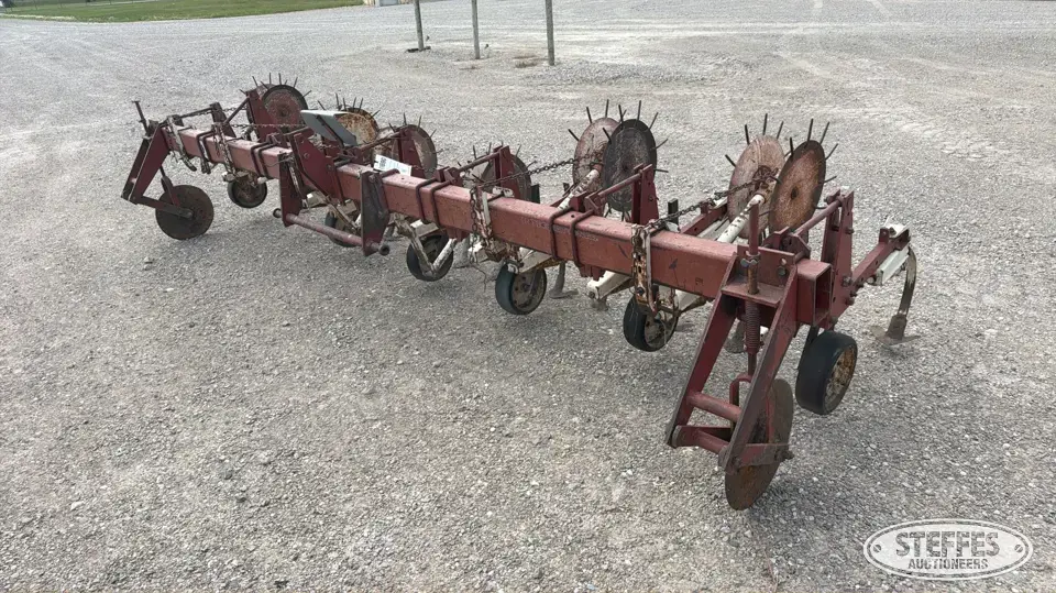 International row crop cultivator