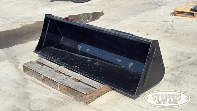 Skid steer bucket