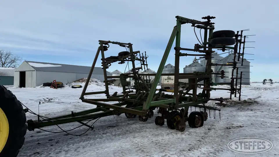 John Deere 1610 Chisel Plow
