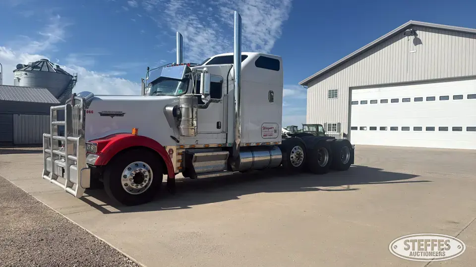 2006 Kenworth W900L Conventional Truck with Sleeper