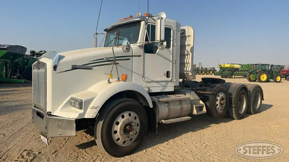 2007 Kenworth T800B Conventional Truck without Sleeper